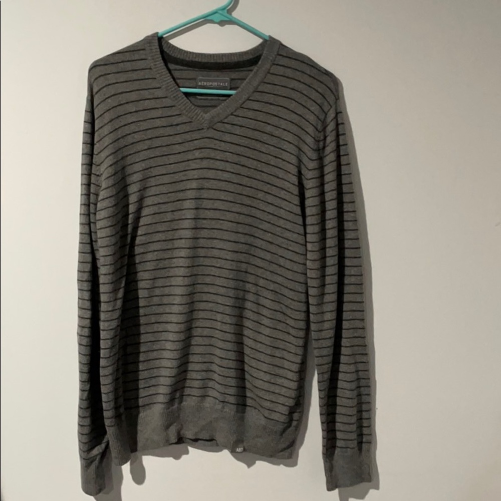 Men’s V-neck long sleeve sweater. Size M